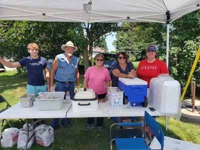 Cochrane-Fountain City volunteers at golf fundraiser