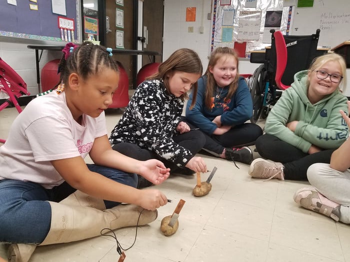 4th graders wiring lights to potatoes