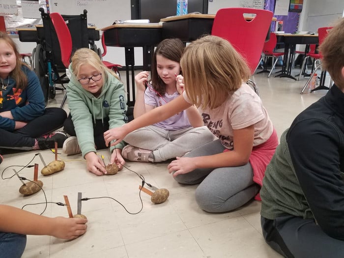 4th graders power lights with potatoes