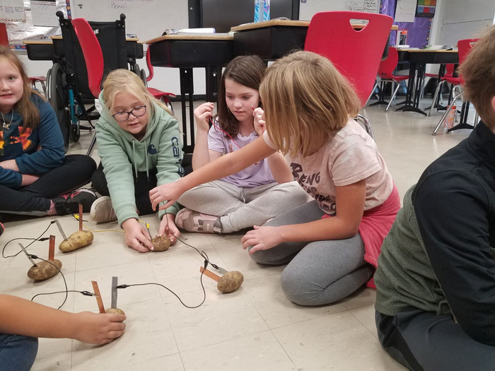 4th graders power lights with potatoes